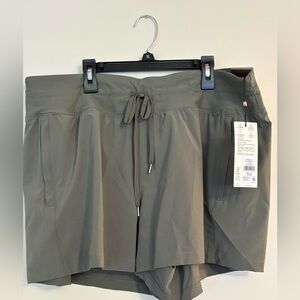 NWT Calia Active Mid Rise TrueLight Lightweight Shorts